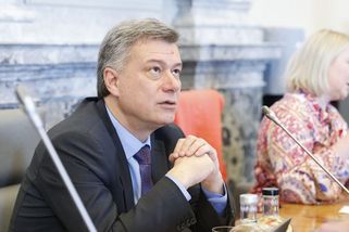 Blažek k úřední změně pohlaví: Chci vyloučit možnost, aby muži mohli rodit děti - Novinky